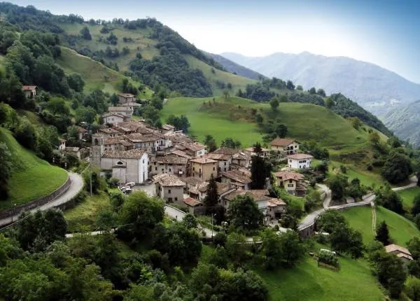 Rustic Casale with Mountain View in Avenone