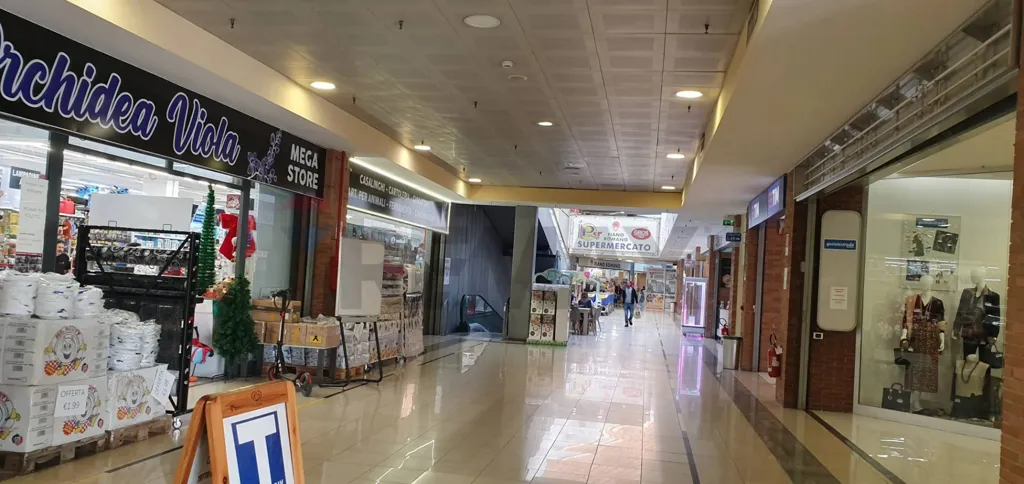 Rooms - Retail Unit with Vitrines in Fiano Romano
