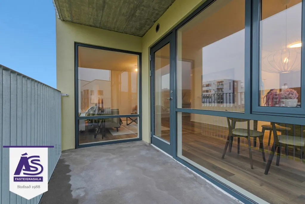 Balcone - New 2-4 Bed Apartments with Elevator in Skarðshlíð