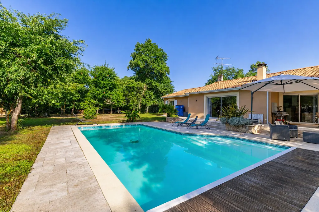 Piscina - Contemporary House with Pool in Saucats