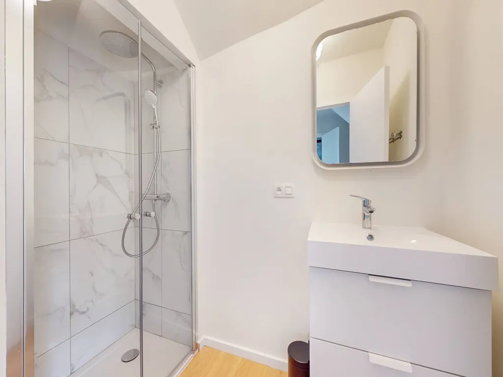 Bathrooms - 6-bedroom apartment in Auderghem