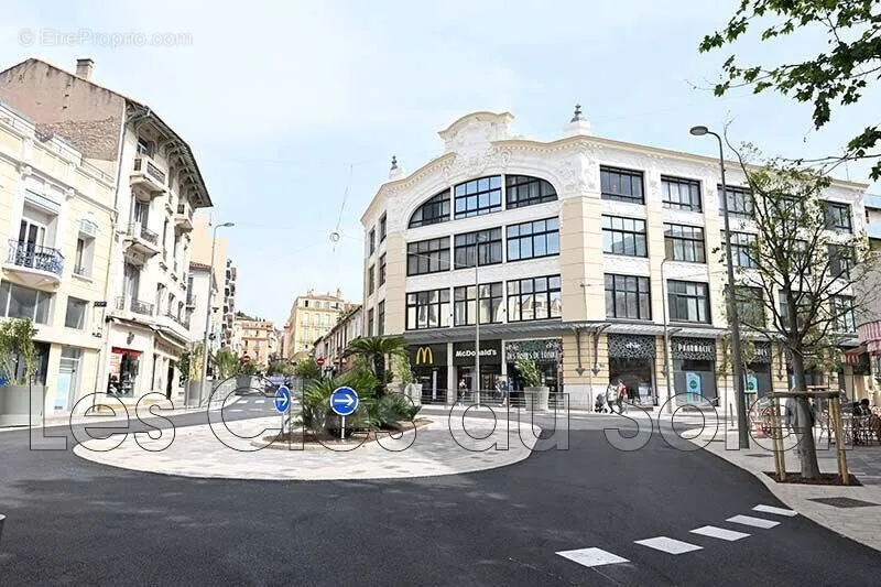 Exterior - Retail Unit on Hyères' Main Street