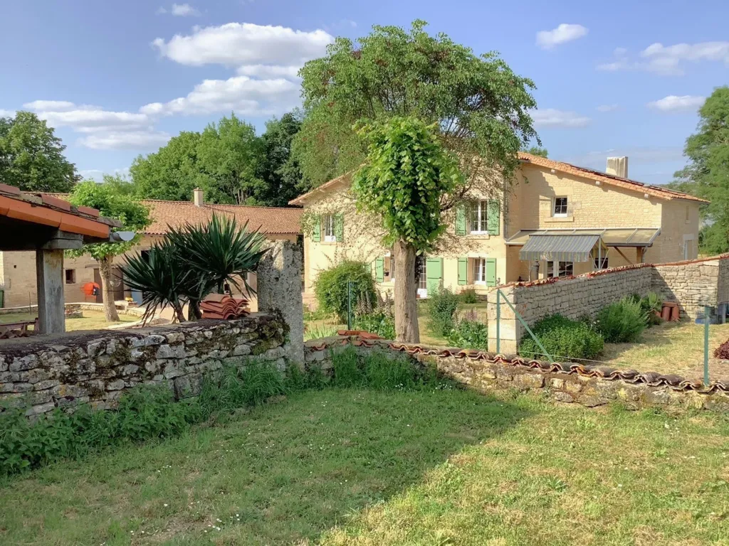 Jardin - Moulin Rénové avec Piscine et Parc près de Niort