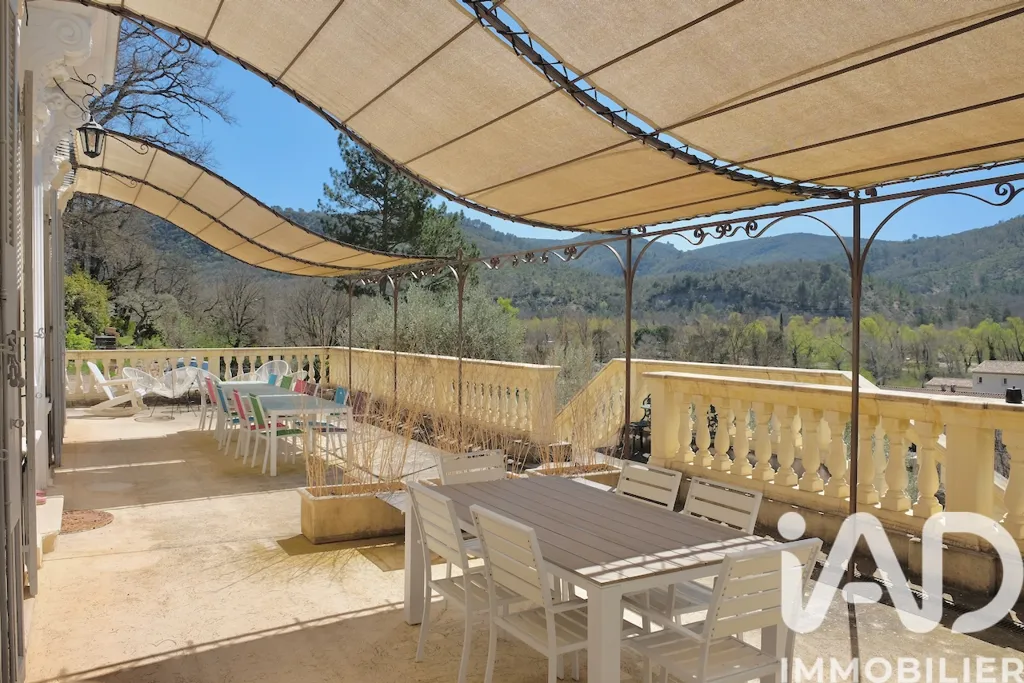 Terrasse - Manoir avec Activité Touristique à Gréoux-les-Bains