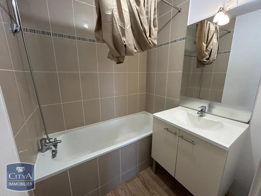 Vannitoad - 3-Bedroom Apartment with Balcony in Allonnes