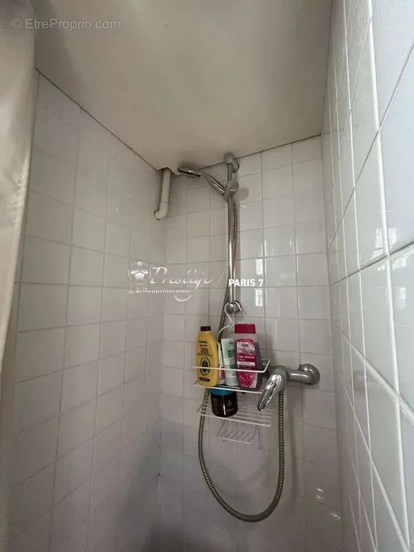 Salles de bain - Studio dans Copropriété à Paris 75003
