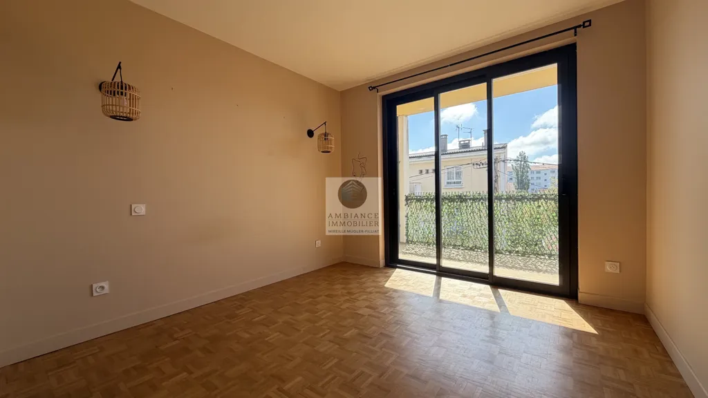 Toad - Renovated Apartment with Terrace in Valence