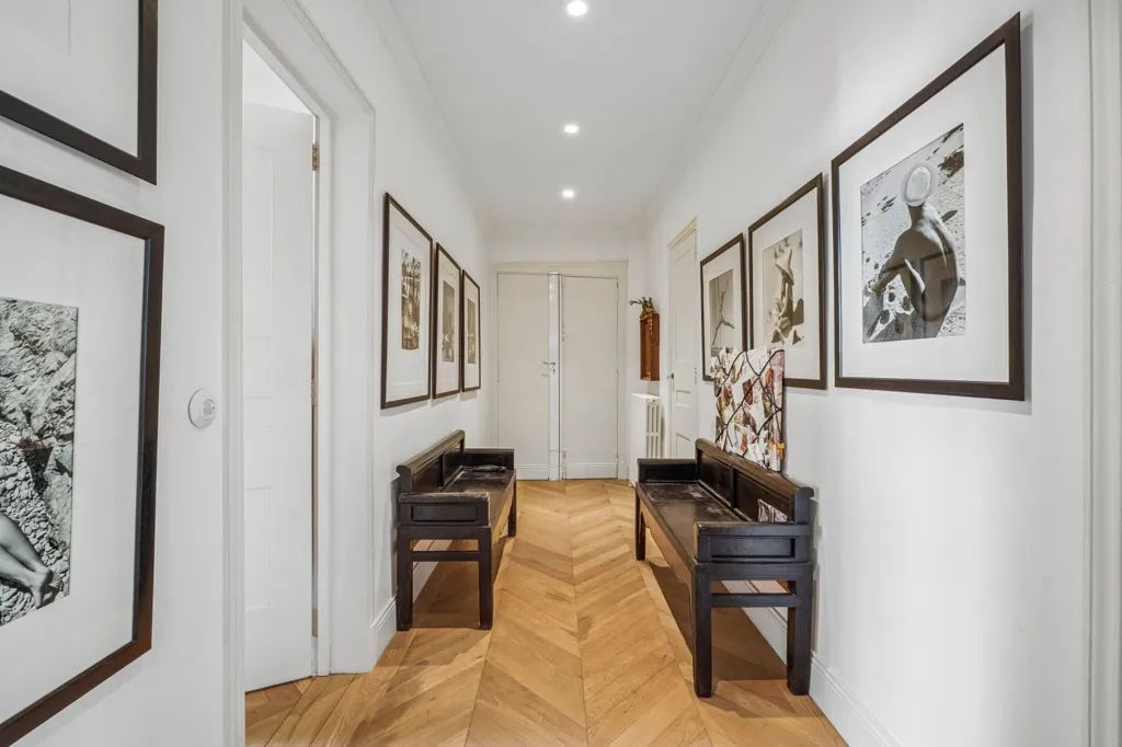 Esik - Modernised Parisian Apartment with Courtyard
