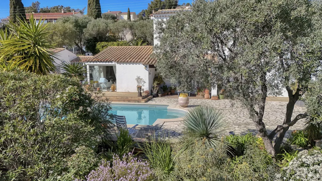 Vue aérienne - Propriété avec Piscine et Vue Mer à Bandol