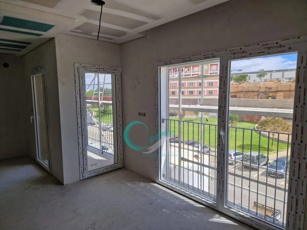 Pièces - 3-Bedroom Apartment with Balcony in Corroios