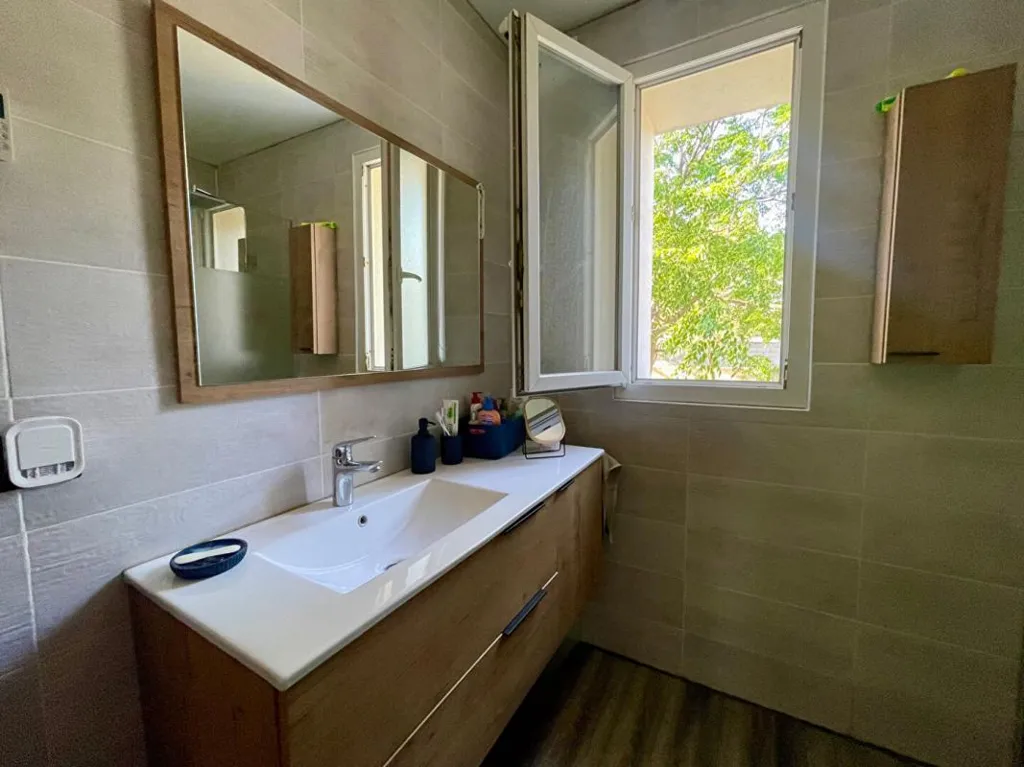 Salles de bain - Maison Rénovée avec Garage à Capendu