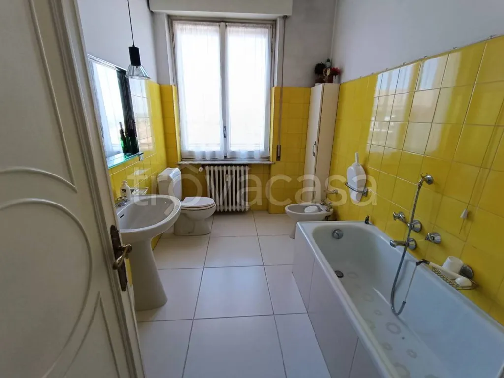 Salles de bain - Penthouse with Panoramic View in Mondovì