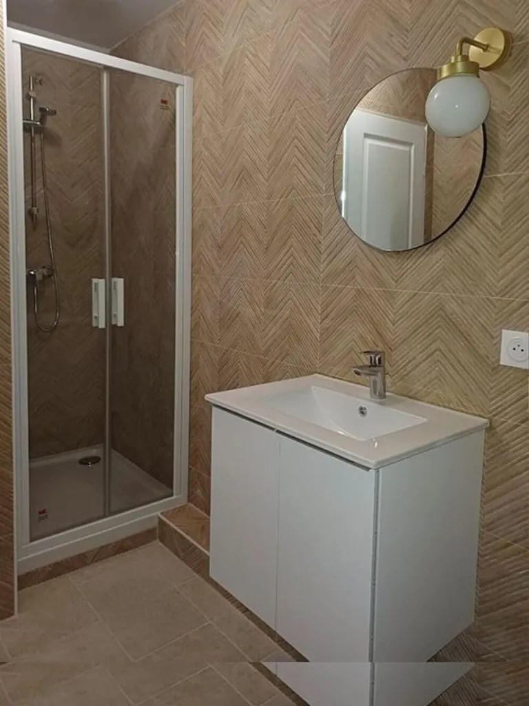 Salles de bain - Studio Meublé avec Balcon à Poissy