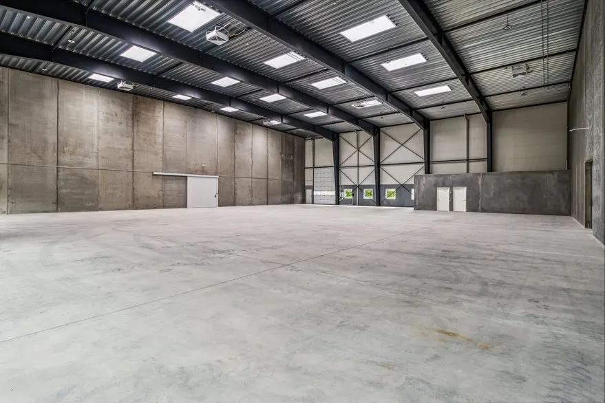 Pièces - Warehouse with High Ceiling in Business Park