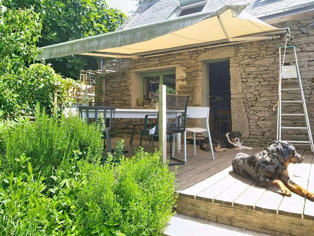 Terrasse - Longère Rénovée avec Terrasse à Quehello