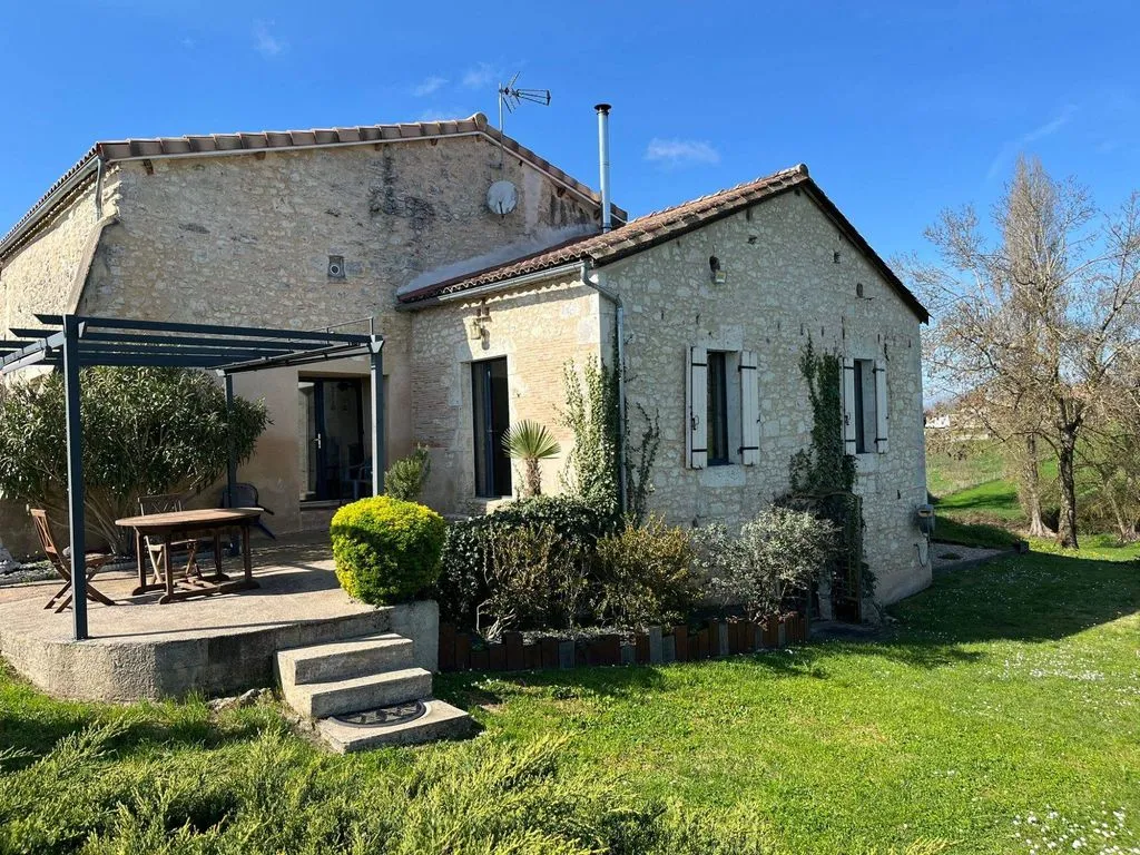 Esterno - Renovated Stone Farmhouse with Pool in Saint-Perdoux