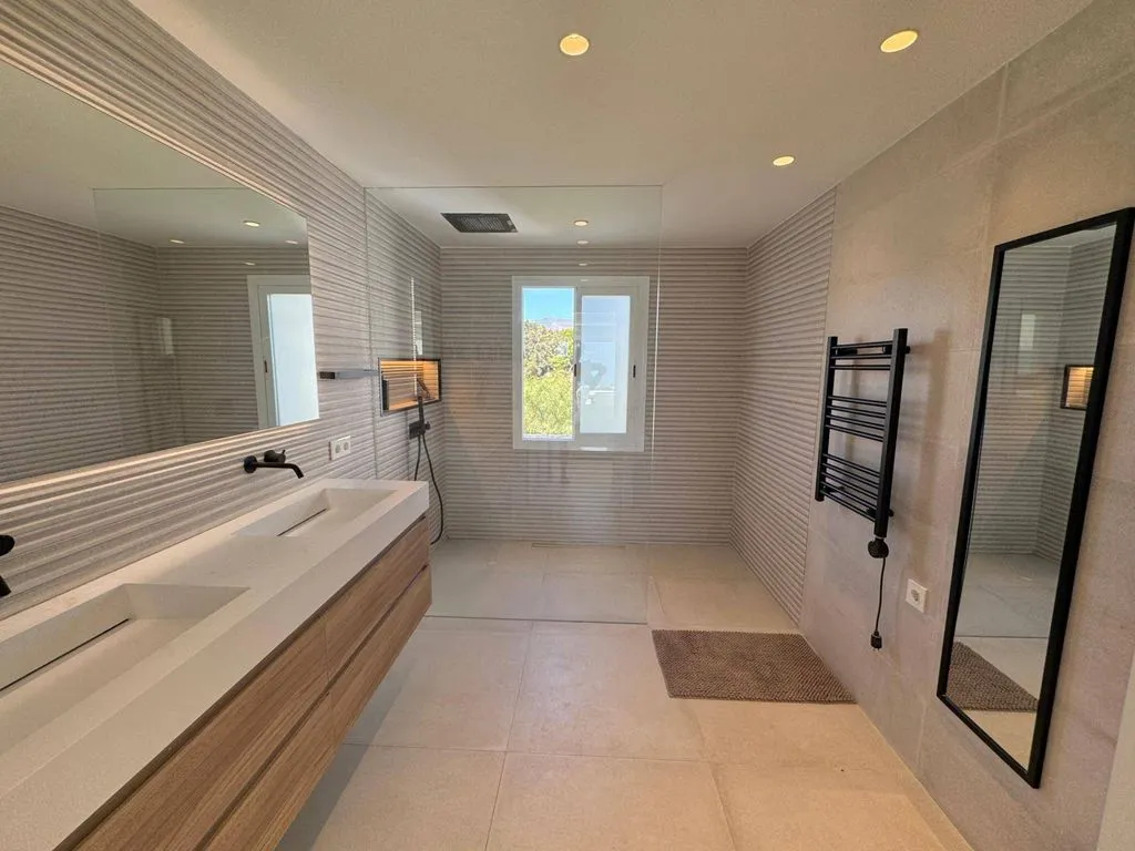 Salles de bain - Frontline Duplex Penthouse with Sea View in Estepona