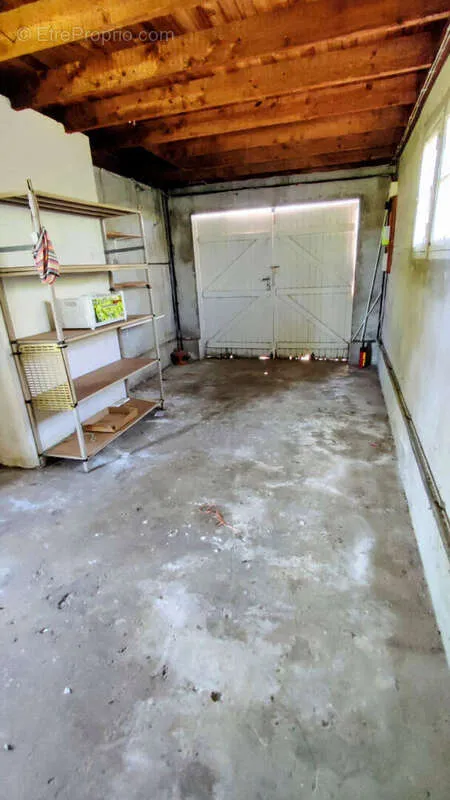 Garage - Maison à rénover avec jardin à Saint-Médard