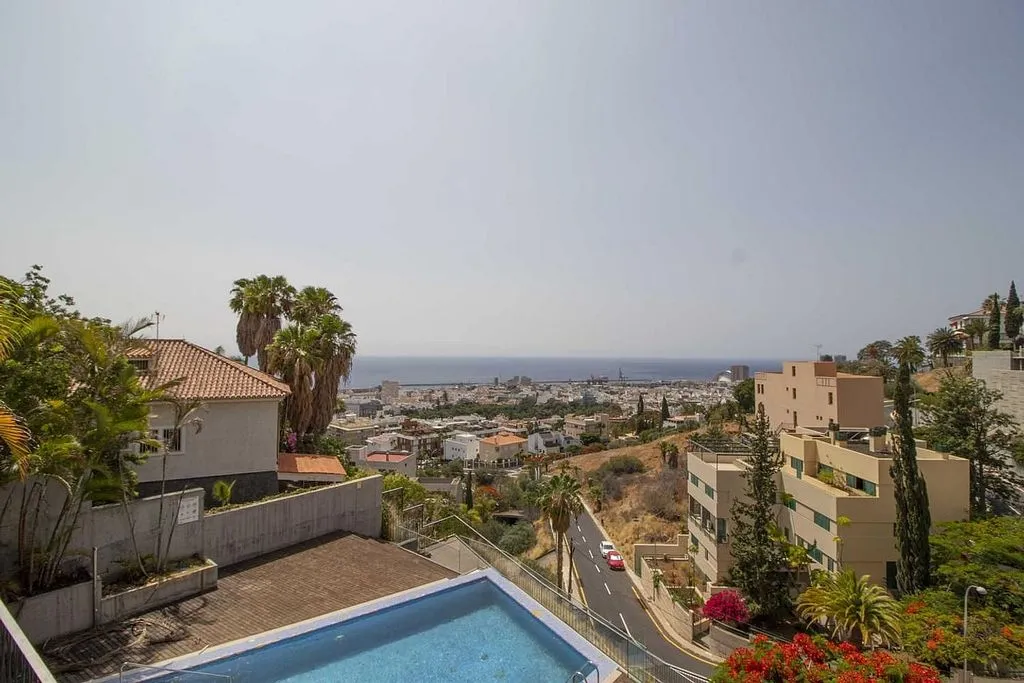 Piscine - Contemporary Townhouse with Pool in Ifara
