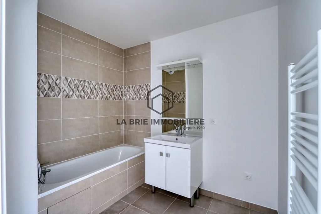 Baños - Flat with Balcony in Emerainville