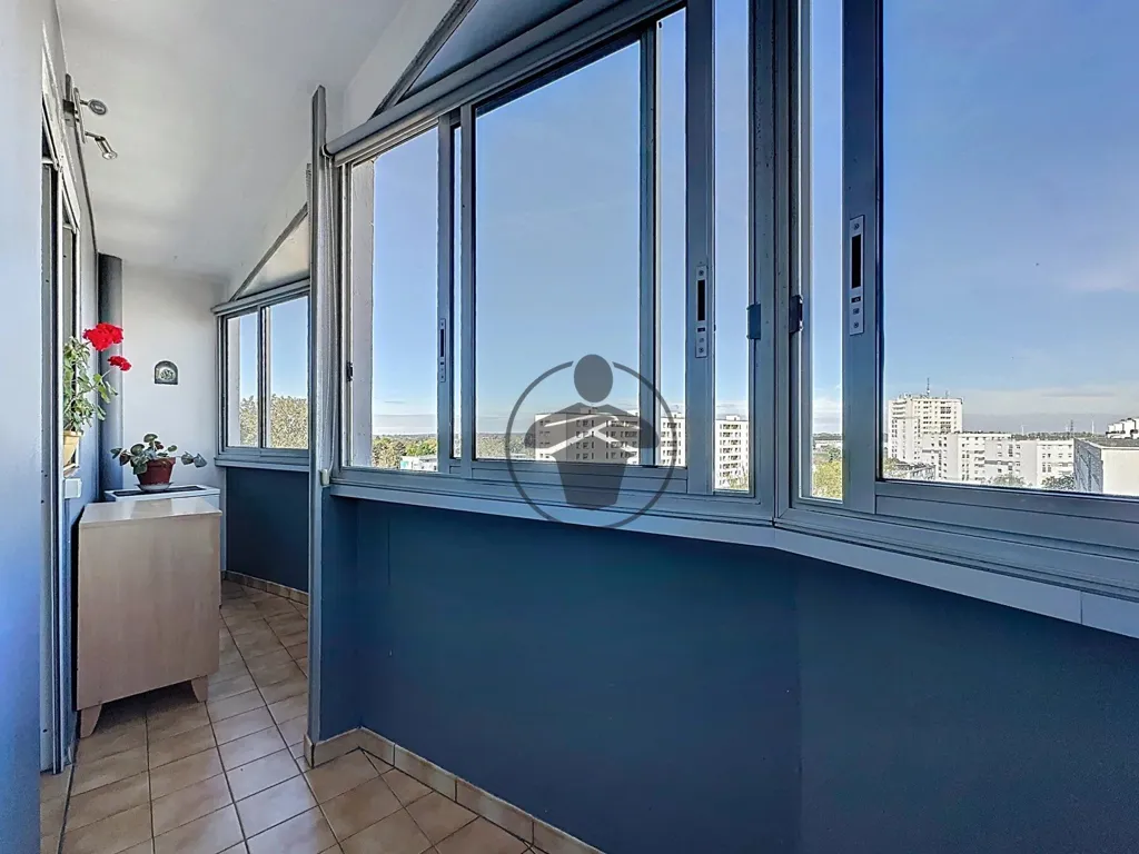 Balcon - Appartement avec Balcon au 9ème Étage à Saint Quentin