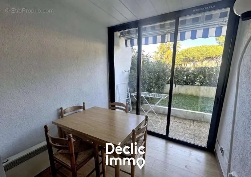 Salle à manger - Studio Cabine avec Jardin et Piscine dans Secteur Golf