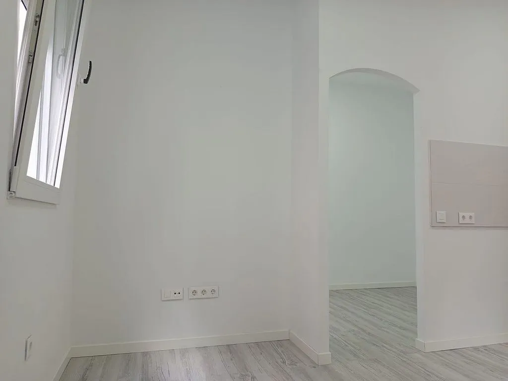 Pièces - Modernised 1-Bed Flat with Balcony in Trafalgar
