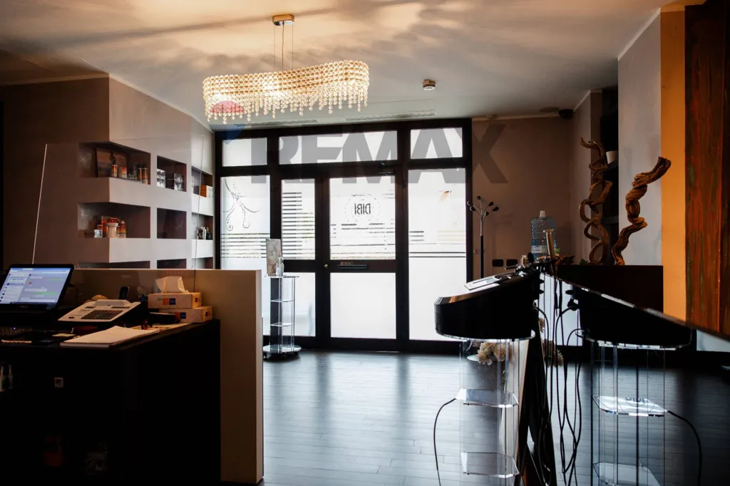 Bureau - Commercial Space with Parking in Concorezzo