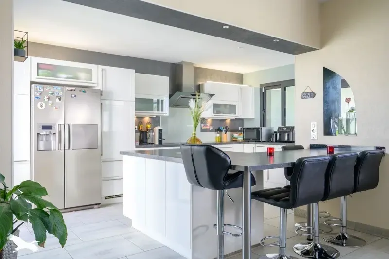 Köök - Contemporary Bungalow with Pool in Suburb