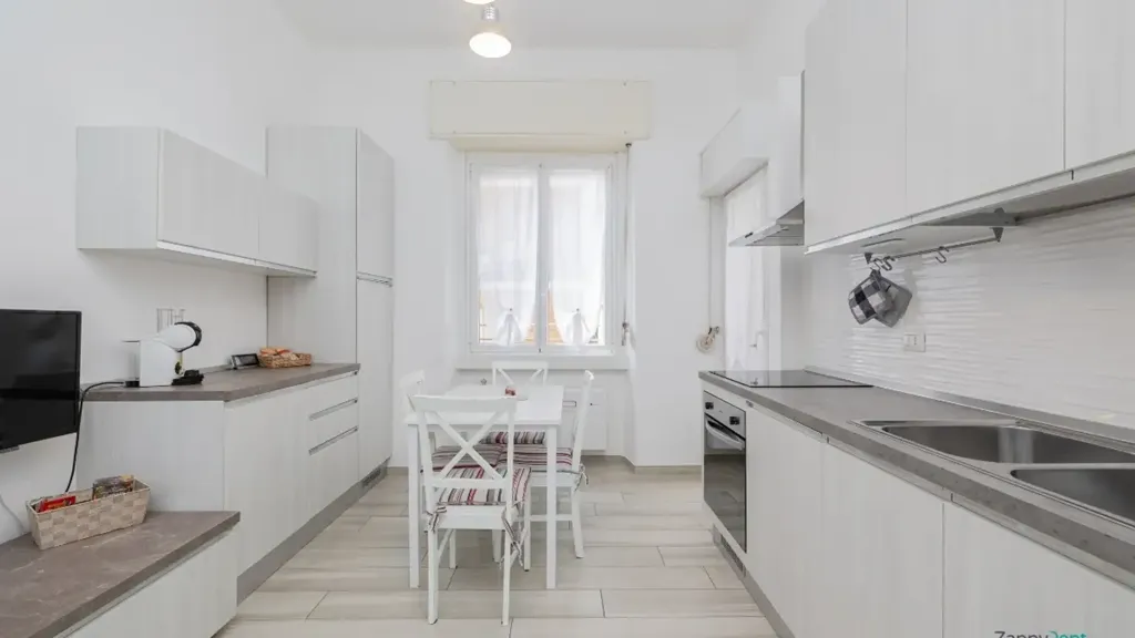 Cuisine - Brightly Laid-out Flat with Balcony in Milan