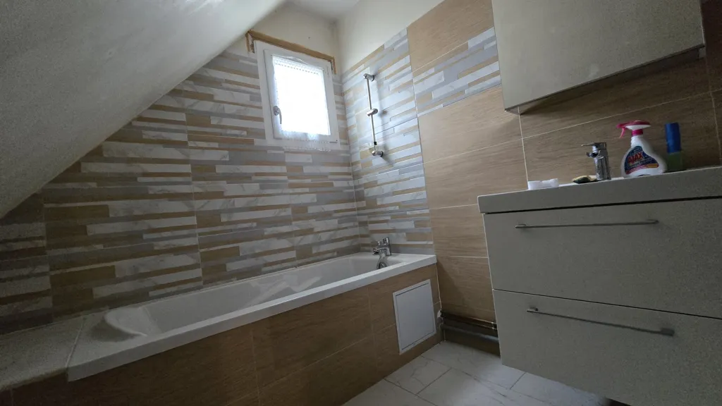 Salles de bain - Maison de Type F6 avec Jardin à Proximité