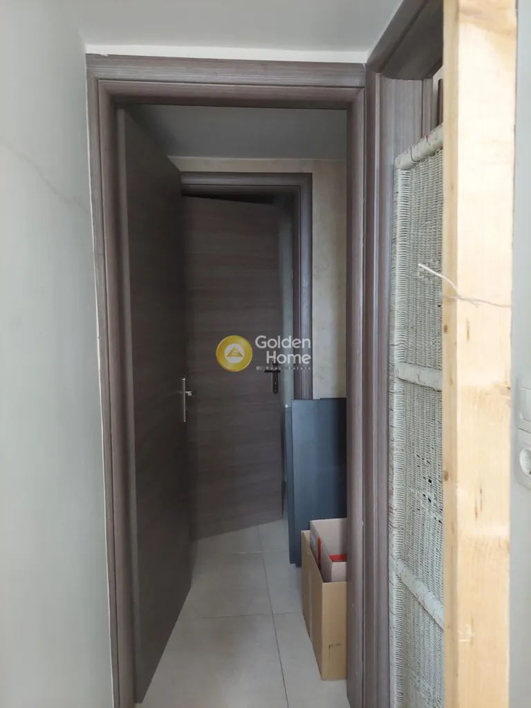 Esik - Shopfront with Large Windows in Ilion Centre