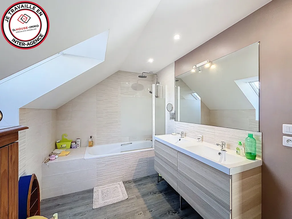 Bathrooms - 10-Piece House with Pool in Nozay