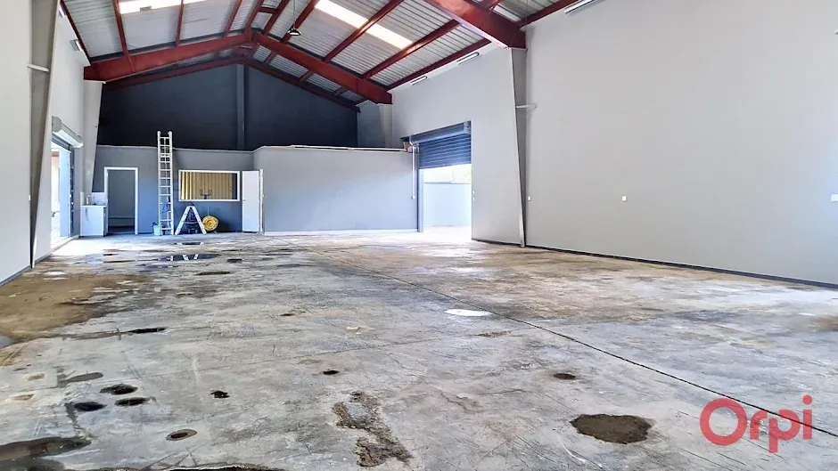 Toad - Commercial Space with Parking in Toulouges