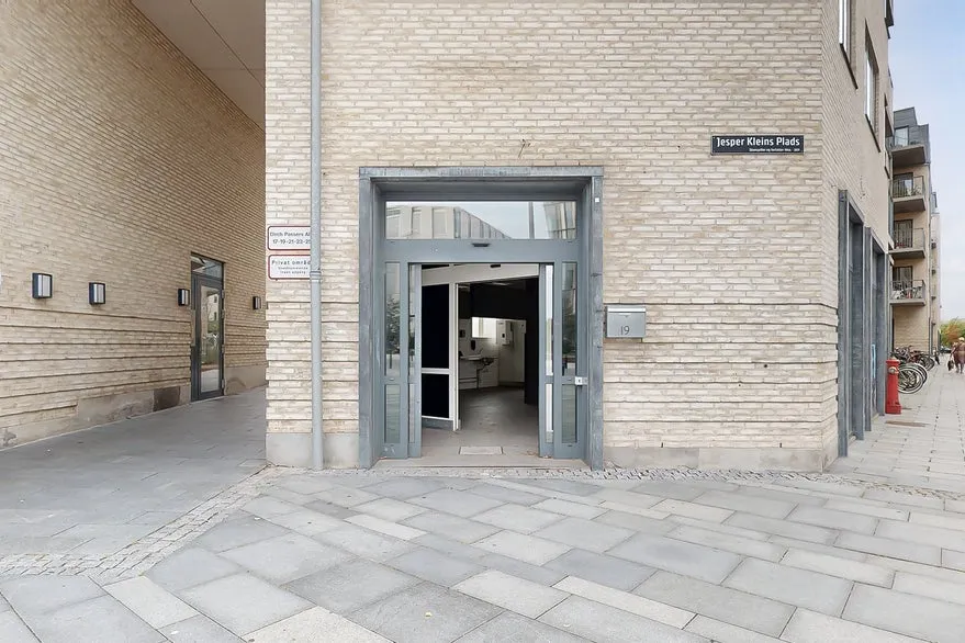 Entrée - Commercial Space with Street Frontage in Frederiksberg