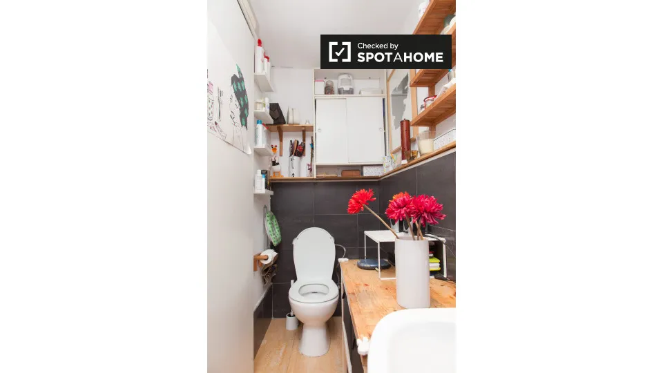 Bathrooms - Private Room in Creative Flat, Lavapiés