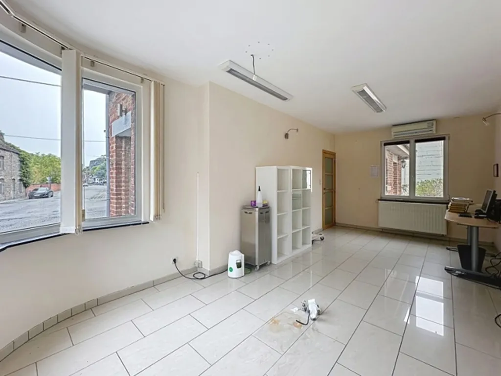 Pièces - Espace Professionnel ou Habitation à Couvin