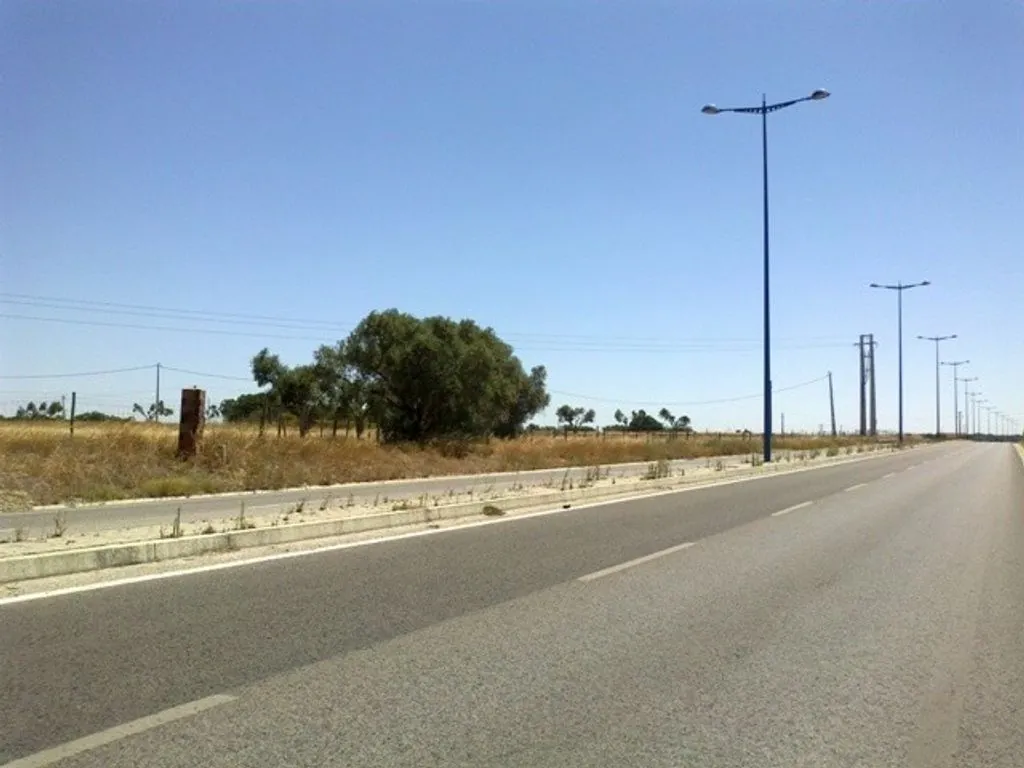 Jardin - Building Land with Old Structures in Montijo