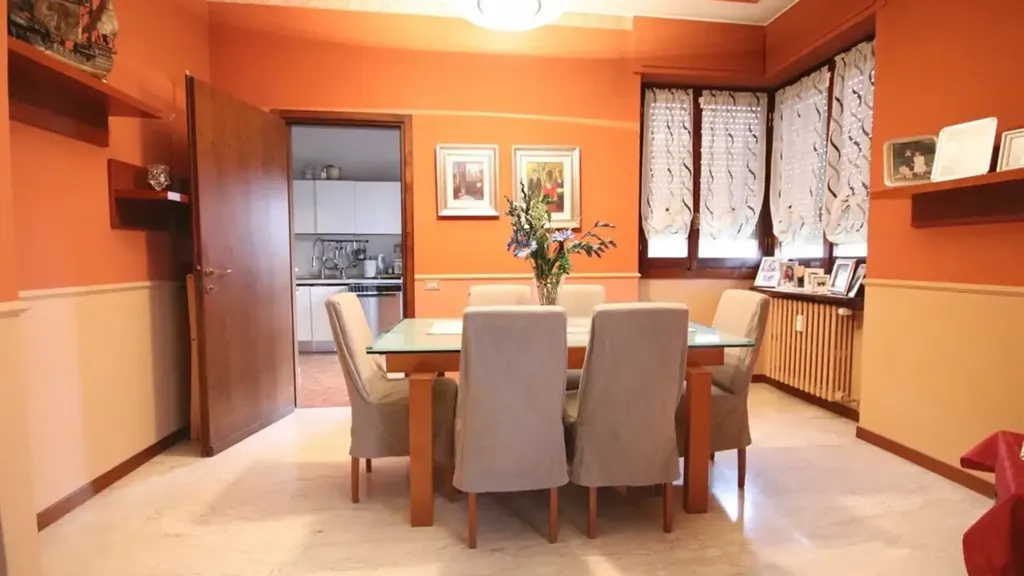 Dining Room - Four-Bedroom Apartment with Balcony in Monza