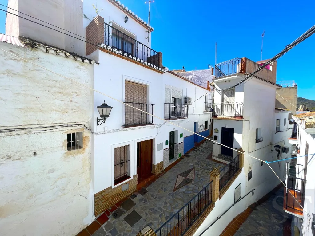 Välivaade - Adaptable Townhouse with Mountain Views in Sayalonga