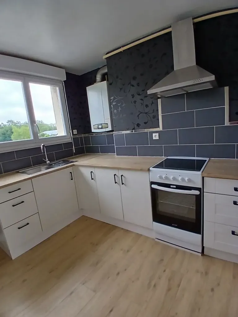 Köök - 3-Bedroom Apartment with Balcony in Brest