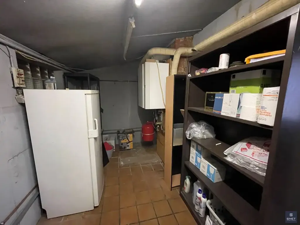 Lavanderia - Commercial Space with Potential in Top Location