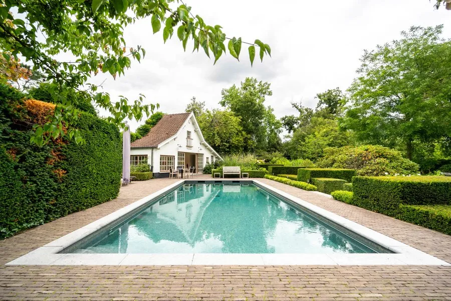 Piscine - Maison avec jardin paysager et piscine à Uccle