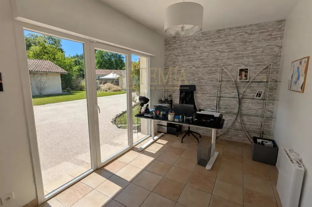Terrazza - Spacious House with Pool in Private Setting