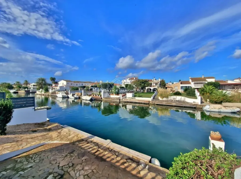 Canal-View Villa with Pool in Castelló d'Empúries