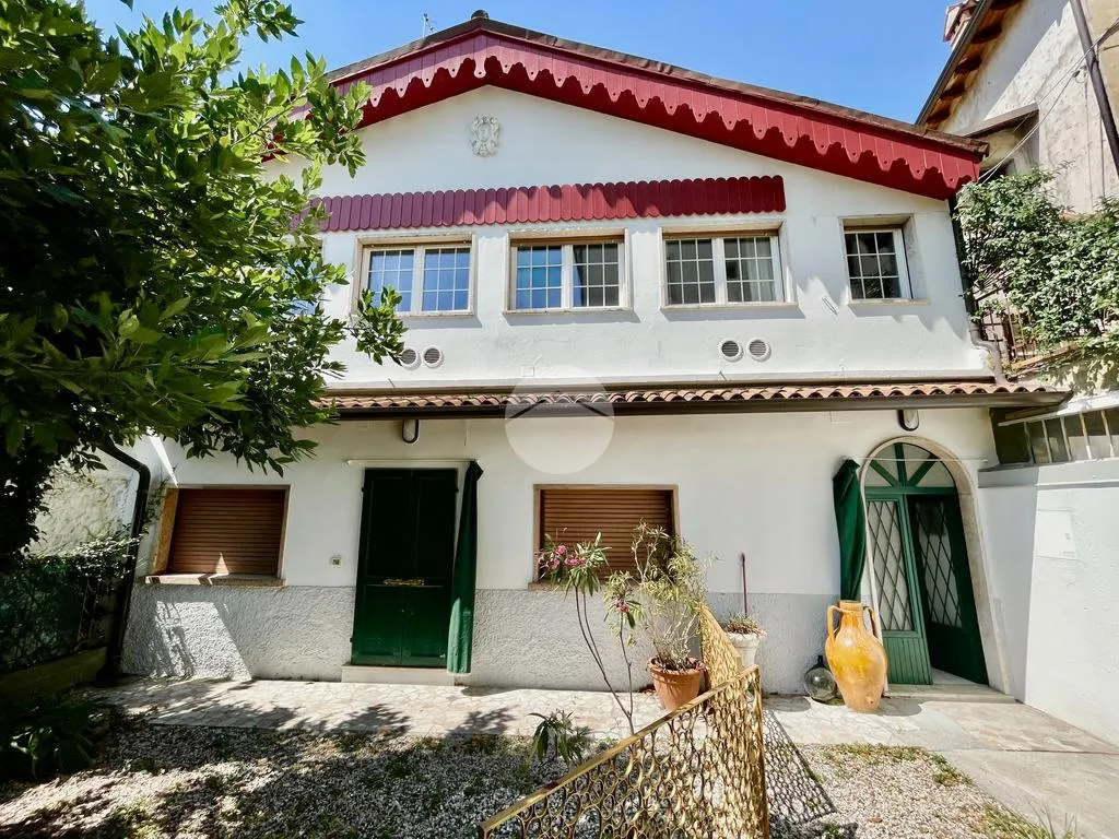 Esterno - Spacious 2-Bedroom with Private Courtyard in Garda