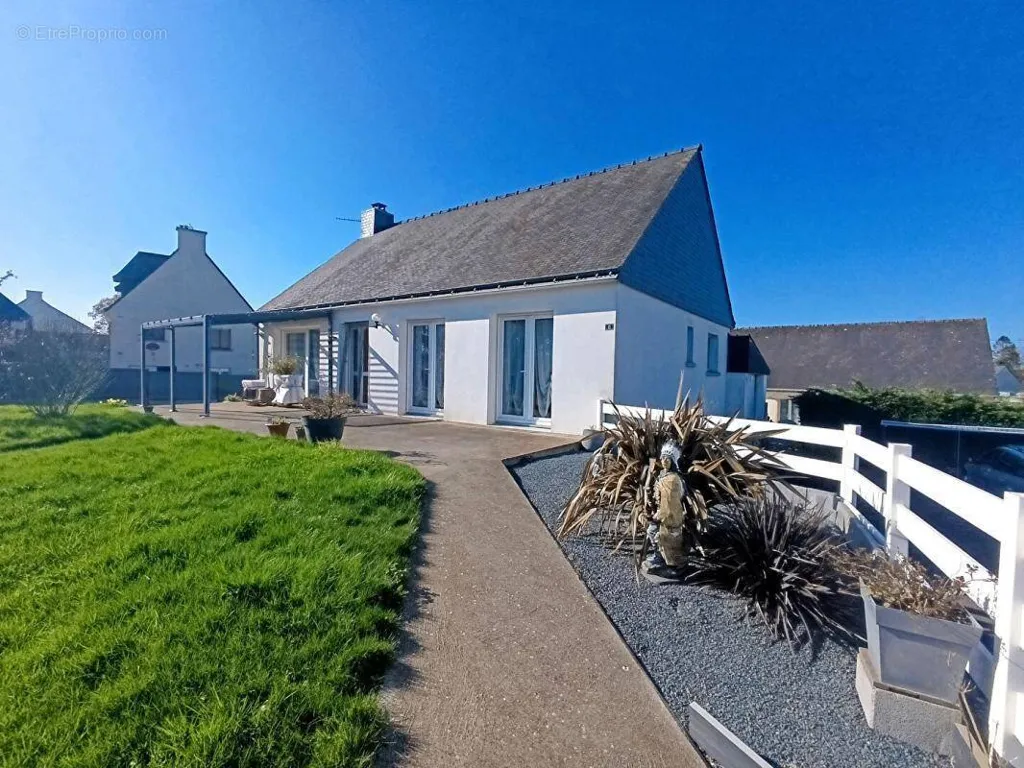 Detached House with Garage in Noyal-Pontivy