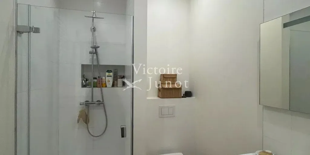 Salles de bain - Appartement Luxe avec Garage à Elsene