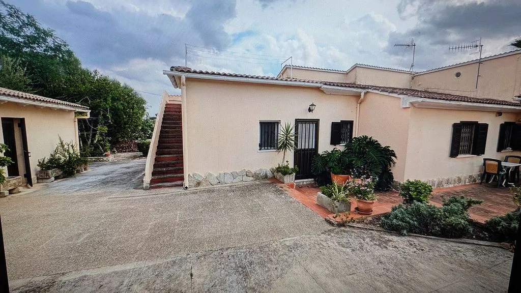 Aed - Rustic House with Pool in Reis Catòlics