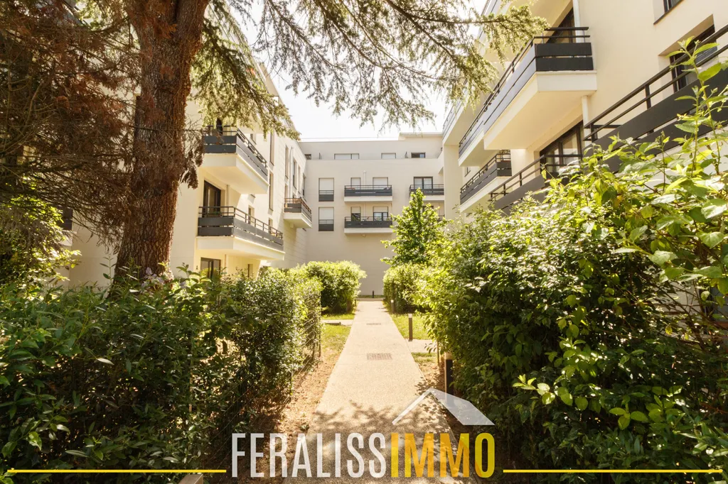 Garden - Flat with Large Terrace in Sought-After Area